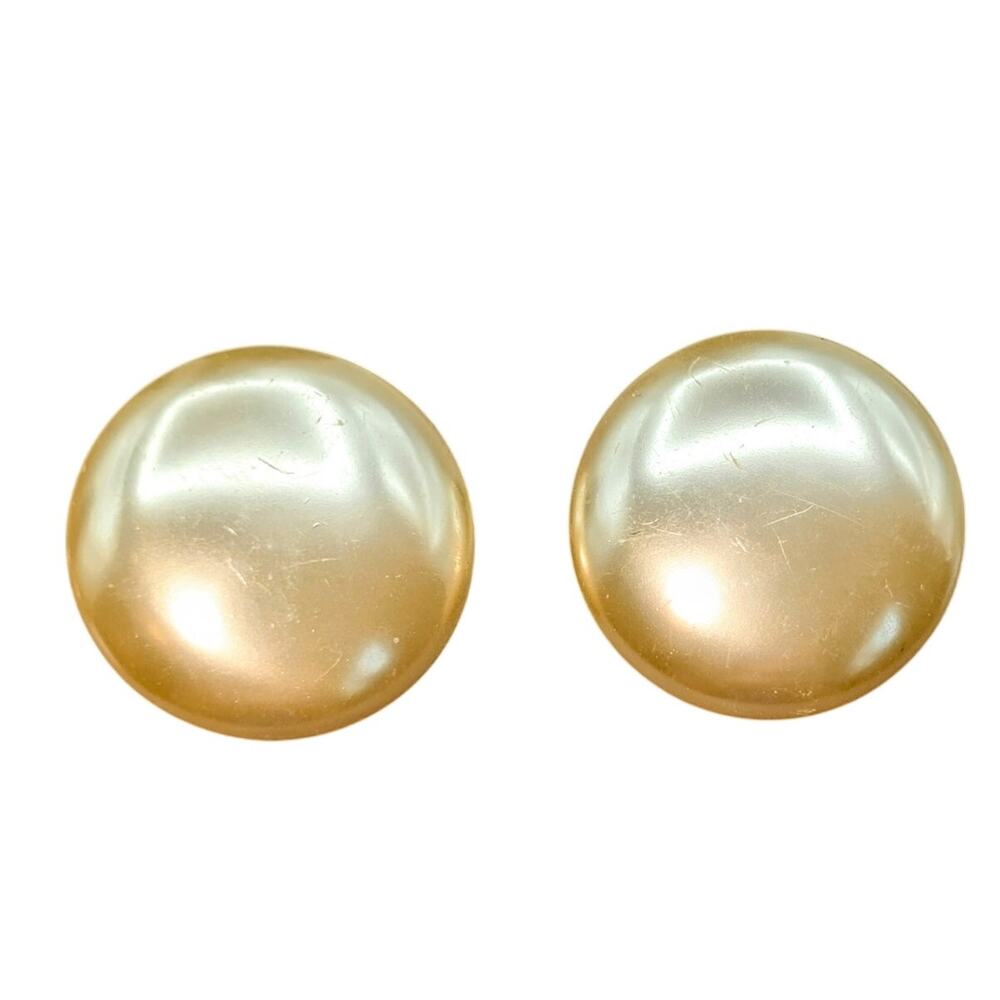 Vintage Marked Lisner Faux Mabe Pearl Minimalist Clip On Earrings